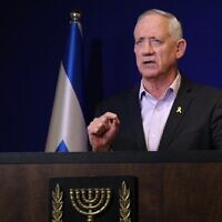 Le ministre Benny Gantz lors d'une conférence de presse au quartier général de l'armée israélienne, à Tel Aviv, le 21 février 2024. (Crédit : Contact Productions)