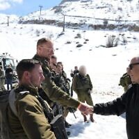 Le Premier ministre Benjamin Netanyahu avec des soldats de l'unité alpine de Tsahal, le 22 février 2024. (Crédit : Amos Ben Gershom/GPO)