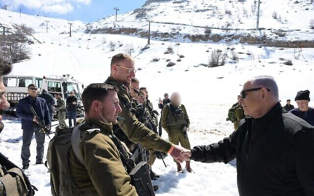 Le Premier ministre Benjamin Netanyahu avec des soldats de l'unité alpine de Tsahal, le 22 février 2024. (Crédit : Amos Ben Gershom/GPO)