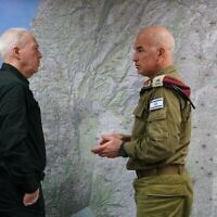 Le ministre de la Défense Yoav Gallant (à gauche) s'entretient avec le chef du Commandement du nord de Tsahal, le général de division Ori Gordin, au QG de l'unité à Safed, le 25 février 2024. (Crédit : Ariel Hermoni/Ministère de la Défense)
