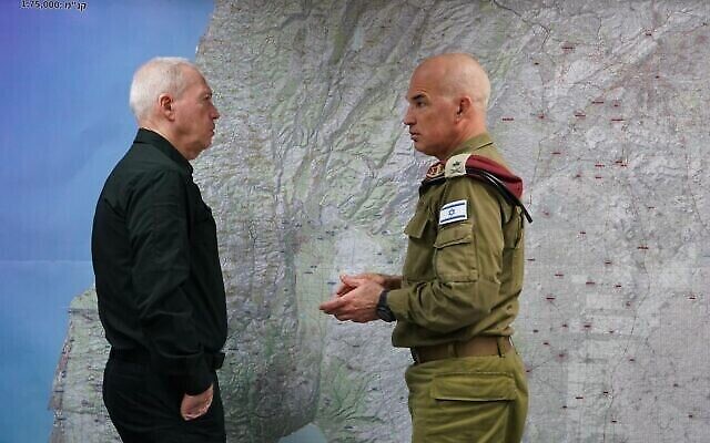 Le ministre de la Défense Yoav Gallant (à gauche) s'entretient avec le chef du Commandement du nord de Tsahal, le général de division Ori Gordin, au QG de l'unité à Safed, le 25 février 2024. (Crédit : Ariel Hermoni/Ministère de la Défense)