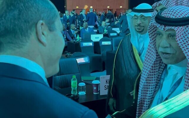Le ministre de l'Économie Nir Barkat, à gauche, rencontre le ministre saoudien du Commerce Majid bin Abdullah Al-Qasabi à une conférence de l'Organisation mondiale du Commerce à Abu Dhabi, le 26 février 2024. (Autorisation : ministère de l'Économie)