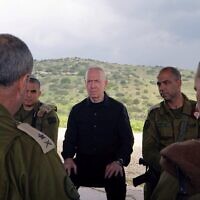 Le ministre de la Défense Yoav Gallant (au centre) s'entretenant avec des commandants au QG du Commandement du Centre, à proximité de Jérusalem, le 27 février 2024. (Crédit : Ariel Hermoni/Ministère de la Défense)