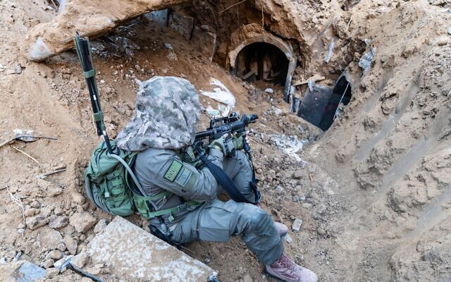 Un réserviste de la 55e Brigade de Parachutistes surveillant l'entrée d'un tunnel dans le sud de Gaza, à Khan Younès, sur une image publiée le 1er février 2024. (Crédit : Armée israélienne)