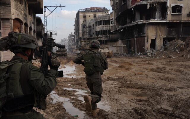 Des réservistes de la 5e brigade opérant dans le nord de la bande de Gaza, sur une photo diffusée le 3 février 2024. (Crédit : Armée israélienne)