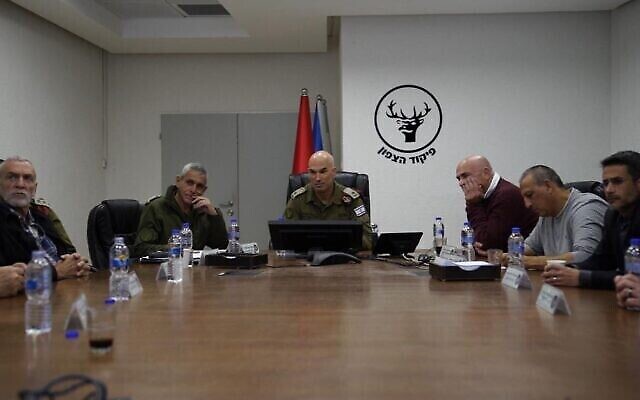 Le chef du Commandement Nord d'Israël, le major-général Ori Gordin avec les maires et chefs de conseil des communautés évacuées du nord d'Israël, le 9 février 2024. (Crédit : Armée israélienne)