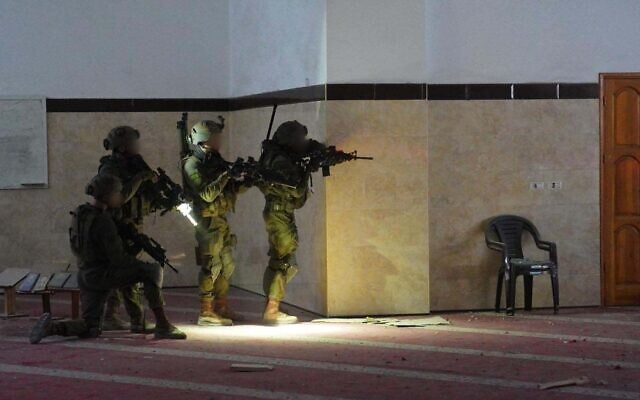 Les soldats de l'armée en opération dans la bande de Gaza, une photo diffusée le 11 février. (Crédit : Armée israélienne)