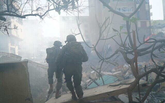 Des troupes de l'armée israélienne en opération dans la bande de Gaza sur cette photo diffusée  le 13 février 2024. (Crédit : armée israélienne)