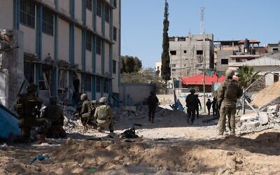 Les troupes de l'armée israélienne opérant à l'hôpital Nasser, à Khan Younès, dans le sud de Gaza, sur une image publiée le 18 février 2024. (Crédit : Armée israélienne)