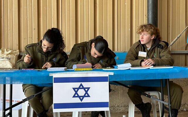 Des soldates de l'armée dans un bureau de vote militaire, une photo diffusée le 20 février 2024. (Crédit : Armée israélienne)