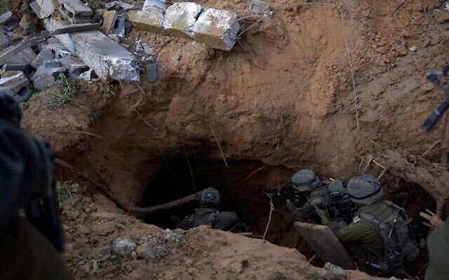 Les troupes de la 7e Brigade des Blindés à l'entrée d'un tunnel du Hamas à Khan Younès, sur une image publiée le 24 février 2024. (Crédit : Armée israélienne)