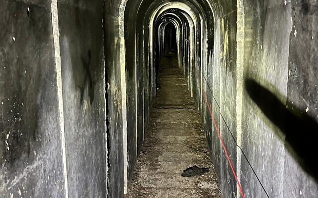 Un tunnel du Hamas découvert par l’armée israélienne, dans le centre de la bande de Gaza, sur une image publiée le 26 février 2024. (Crédit : Armée israélienne)