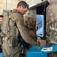Des soldats déposant leurs bulletins de vote pour les élections municipales dans un site de vote dans la bande de Gaza, en pleine guerre contre le Hamas dans cette région, le 27 février 2024. (Crédit : Armée israélienne)
