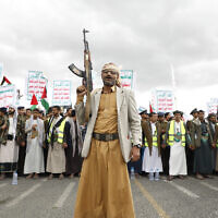 Illustration : Des partisans des Houthis participent à un rassemblement contre les frappes aériennes menées par les États-Unis sur le Yémen et en soutien aux Palestiniens de la bande de Gaza, à Sanaa (Yémen), le 9 février 2024. (Crédit : AP Photo/Osamah Abdulrahman)