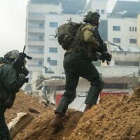 Des soldats de l’armée israélienne opérant dans la bande de Gaza, sur une photo autorisée à la publication le 7 février 2024. (Crédit : Armée israélienne)