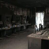 Des bougies commémoratives brûlent sur les bureaux calcinés de ce qui fut le centre de commandement de la base de Nahal Oz, le 23 février 2024. (Utilisé conformément à l'article 27a de la loi sur les droits d'auteur)