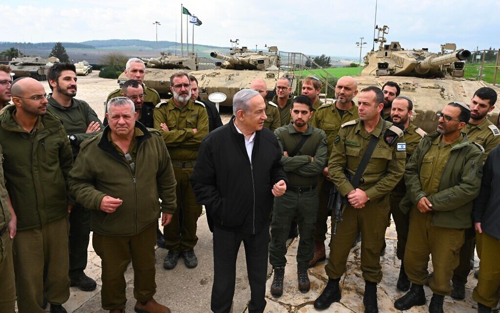 Le Premier ministre Benjamin Netanyahu, au centre, rencontrant des soldats, à Latrun, le 5 février 2024. (Crédit : Haïm Zach/GPO)