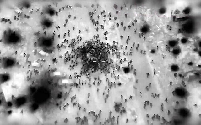 Image aérienne montrant des foules en train d'affluer vers des camions de livraison d'aide humanitaire dans le nord de Gaza, publiée le 29 février 2024. (Crédit : Armée israélienne)