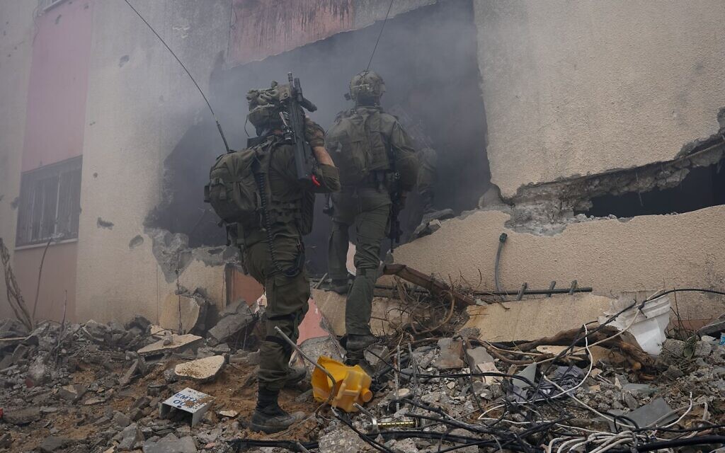 Des soldats de la Brigade Givati opérant à Khan Younès, dans le sud de Gaza, sur une photo publiée le 4 février 2024. (Crédit : Armée israélienne)