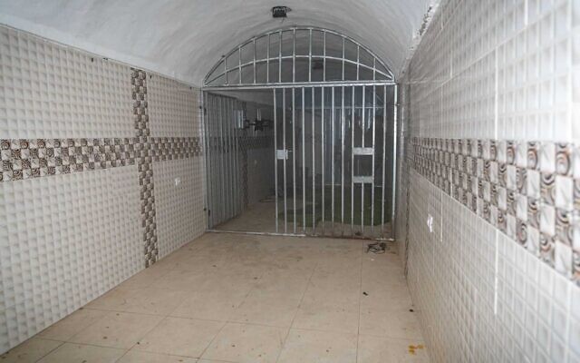 Une cellule de détention à l'intérieur d'un important tunnel du Hamas découvert par les troupes israéliennes, à Khan Younès, au sud de la bande de Gaza, sur une photo publiée le 7 février 2024. (Crédit : Armée israélienne)