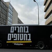 Un bus desservant le Forum des familles d'otages et de disparus alors que les membres de la famille voyagent entre les villes israéliennes le jour des élections municipales, le 27 février 2024 (Crédit : Forum des familles d'otages et de disparus)