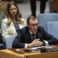 Le ministre des Affaires étrangères norvégien Espen Barth Eide s'exprimant lors d'une réunion du Conseil de sécurité, au siège de l'ONU, le 23 janvier 2024. (Crédit : Yuki Iwamura/AP)