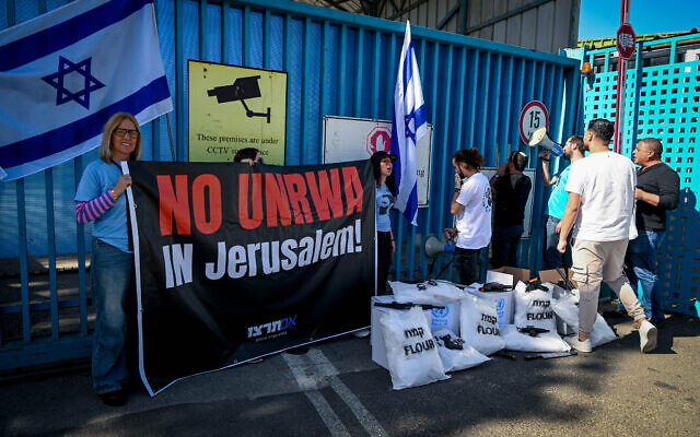Des Israéliens protestant contre l'Office controversé de secours et de travaux des Nations unies pour les réfugiés de Palestine dans le Proche-Orient (UNRWA), devant ses bureaux à Jérusalem, le 13 mars 2024. (Crédit : Arie Leib Abrams/Flash90)
