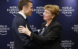 Le président français Emmanuel Macron et la présidente fédérale suisse Viola Amherd lors du Forum économique mondial à Davos, le 17 janvier 2024. (Crédit : Ludovic MARIN / POOL / AFP)