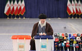 Le guide suprême iranien, l'ayatollah Ali Khamenei, vote lors des élections législatives et religieuses dans un bureau de vote à Téhéran, le 1er mars 2024. (Crédit : ATTA KENARE / AFP)