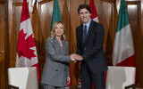 Le Premier ministre canadien Justin Trudeau accueille la Première ministre italienne Giorgia Meloni à Toronto, au Canada, le 2 mars 2024. (Crédit : CARLOS OSORIO / POOL / AFP)