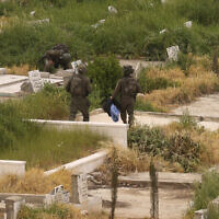 Les forces israéliennes de sécurité fouillant un secteur après une attaque à l'arme à feu à Hébron, dans le sud de la Cisjordanie, le 16 mars 2024. (Crédit : Hazem Bader/AFP)
