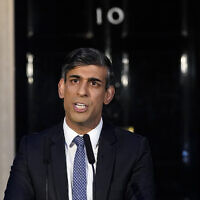 Le Premier ministre britannique Rishi Sunak s'adressant aux médias, profitant de cette allocution pour avertir que la démocratie est la cible des extrémistes, à Downing Street à Londres, le 1er mars 2024. (Crédit : Alberto Pezzali/AP Photo)