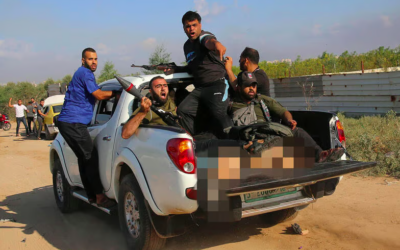 Des terroristes palestiniens retournant dans la bande de Gaza avec le corps de l’otage israélo-allemande Shani Louk, le 7 octobre 2023. (Crédit : Ali Mahmud/AP)