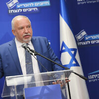 Le chef du parti Yisrael Beytenu, le député Avigdor Liberman, dirigeant une réunion de faction, à la Knesset à Jérusalem, le 26 février 2024. (Crédit : Chaïm Goldbergl/Flash90)