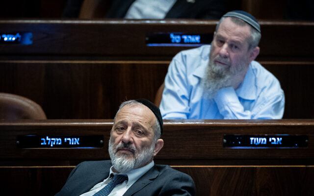 Le chef du parti Shas, le député Aryeh Deri, à la Knesset, à Jérusalem, le 13 mars 2024. (Crédit : Yonatan Sindel/Flash90)
