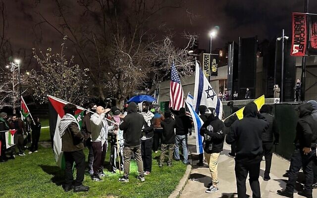 Des manifestants pro-palestiniens et pro-israéliens s'affrontent avant le discours de Ran Bar-Yoshafat, réserviste et défenseur israélien dont le discours à l'Université de Californie à Berkeley, a été perturbé, à Los Angeles, 29 février 2024. (Crédit : Jacob Gurvis/JTA)