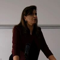 Nadera Shalhoub-Kevorkian, professeure de travail social et de droit à l'Université hébraïque de Jérusalem, lors d'une présentation. (Crédit : Capture d'écran YouTube ; utilisée conformément à la clause 27a de la loi sur les droits d'auteur)