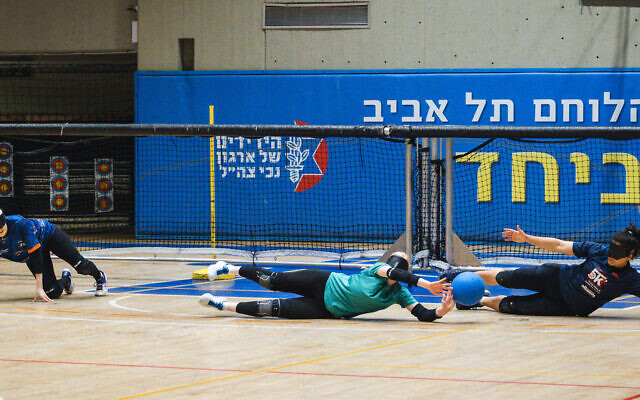 Des vétérans jouent au goalball, un sport d'équipe créé pour les athlètes malvoyants, à Beit Halochem, à Tel Aviv, en 2024. (Crédit :  Mark Nomdar)