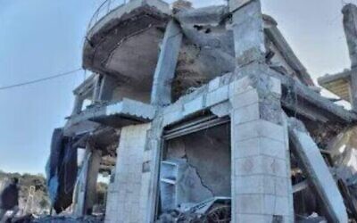 Un bâtiment présenté comme ayant été frappé par Israël, non loin de la ville syrienne de Baniyas, le 1er mars 2024, tuant trois personnes. (Crédit : Réseaux sociaux)