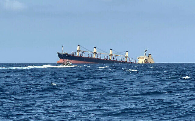 Cette photo prise le 27 février 2024 montre le cargo Rubymar en train de couler au large des côtes du Yémen. (Crédit : AFP)