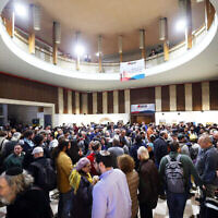 Les participants à la deuxième conférence annuelle de Smol Emuni se réunissent dans le bâtiment Heichal Shlomo de Jérusalem, le 28 février 2024. (Crédit : Gilad Kavalertchik/Smol Emuni)