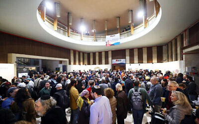 Les participants à la deuxième conférence annuelle de Smol Emuni se réunissent dans le bâtiment Heichal Shlomo de Jérusalem, le 28 février 2024. (Crédit : Gilad Kavalertchik/Smol Emuni)