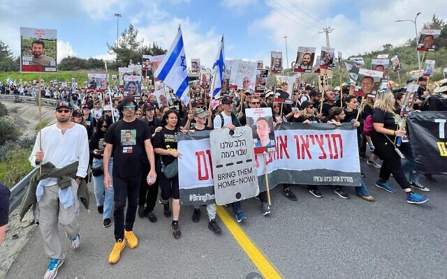 Les familles des otages et leurs soutiens à la fin d'une marche de quatre jours vers Jérusalem, le 2 mars 2024. (Crédit : Yael Gadot/Pro-democracy protest groups)