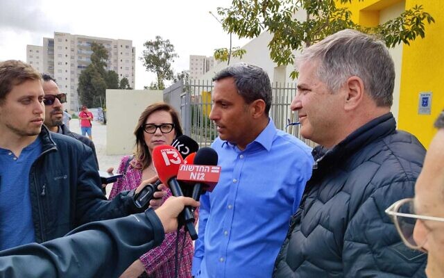 Le maire de Sderot Alon Davidi, au centre, et le ministre de l'Éducation Yoav Kisch, à droite, lors d'une conférence de presse informelle à Sderot, le 3 mars 2023. (Crédit : Gavriel Fiske/Times of Israel)