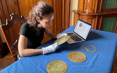 La docteure Federica Gigante de l'université de Cambridge avec un astrolabe islamique datant de l'époque médiévale qui présente des addenda en hébreu, sur une photo non-datée. (Crédit :  Federica Candelato/Autorisation)