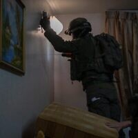 Les troupes de Tsahal prennent les mesures de la maison d'un terroriste palestinien à Qalandiya, près de Jérusalem, tôt dans la journée du 1er mars 2024. (Crédit : Armée israélienne)