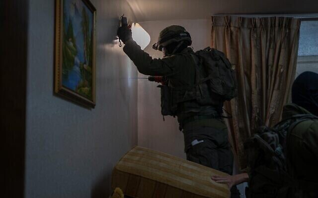 Les troupes de Tsahal prennent les mesures de la maison d'un terroriste palestinien à Qalandiya, près de Jérusalem, tôt dans la journée du 1er mars 2024. (Crédit : Armée israélienne)