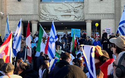 Des manifestants organisant un rassemblement pro-Israël devant la synagogue Beth Avraham Yoseph, à Toronto, au Canada, le 8 mars 2024. (Crédit : BAYT)
