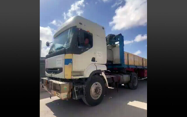 Un camion entre à Gaza en transportant 50 incubateurs pour les hôpitaux, à un endroit qui n'a pas été précisé, le 3 mars 2024. (Capture d'écran :  X/used in accordance with Clause 27a of the Copyright Law)