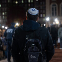 Un étudiant juif observe une manifestation propalestinienne et anti-Israël sur le campus de l'université de Columbia, le 14 novembre 2023. (Crédit : Spencer Platt/Getty Images/AFP)